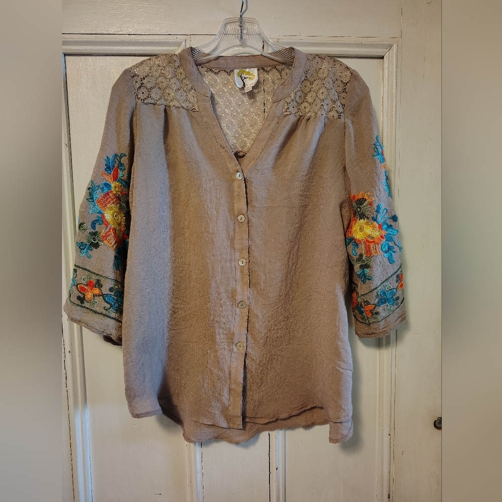 Fig and Flower Embroidered Boho Style Button Down Blouse / Shirt Size Small